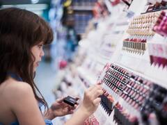 कॉस्मेटिक्स बिक्रीः सजने-संवरने पर भारतीयों ने खर्च कर दिए इतने हजार करोड़, आंकड़ा चौंका देगा 