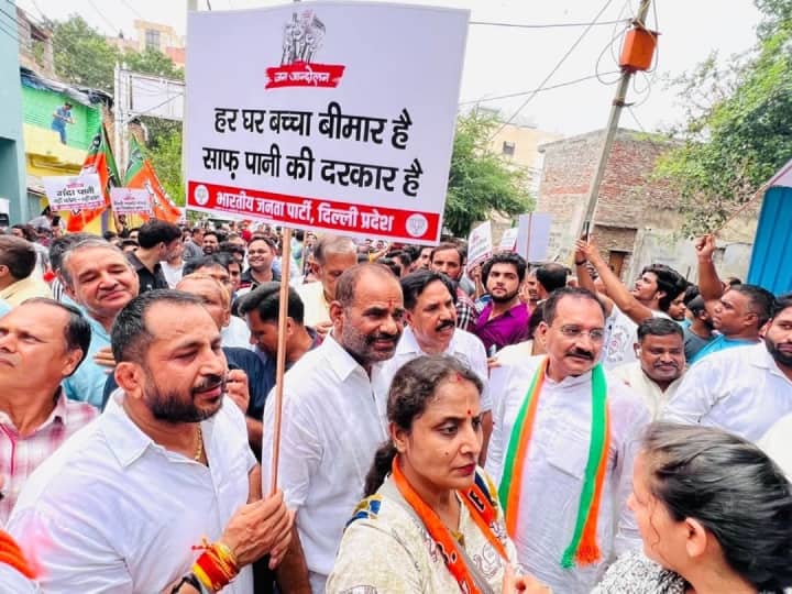 Delhi BJP Protest over power and water crisis and accuses Arvind Kejriwal Government ANN Delhi Politics: सियासत की भेंट चढ़ रहें दिल्ली के ये प्रमुख मुद्दे, BJP-AAP की तू-तू-मैं-मैं से बढ़ सकती हैं दिल्लीवालों की मुश्किलें