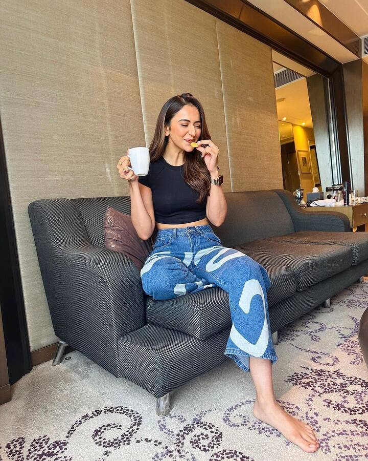 Rakul Preet Singh Photo: બૉલીવુડ એક્ટ્રેસ રકુલ પ્રીત સિંહ હાલમાં ખુબ ચર્ચામાં છે, તેને પોતાના ઓફિશિયલ ઇન્સ્ટાગ્રામ પર કેટલીક તસવીરો શેર કરી છે. જેમાં તે એકદમ કૂલ એન્ડ બૉલ્ડ લાગી રહી છે.