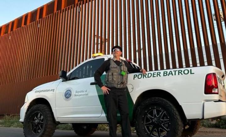 Randy  পেশায় ডিজে। সান দিয়েগোর একটি নাইটক্লাবে  গান বাজান। আমেরিকার মধ্যেই নিজের পৃথক দেশ গড়েছেন তিনি। নিজেকে এখন ‘দ্য সুলতান অফ স্লোজ্যামাস্তান’ উপমা দিয়েছেন তিনি।