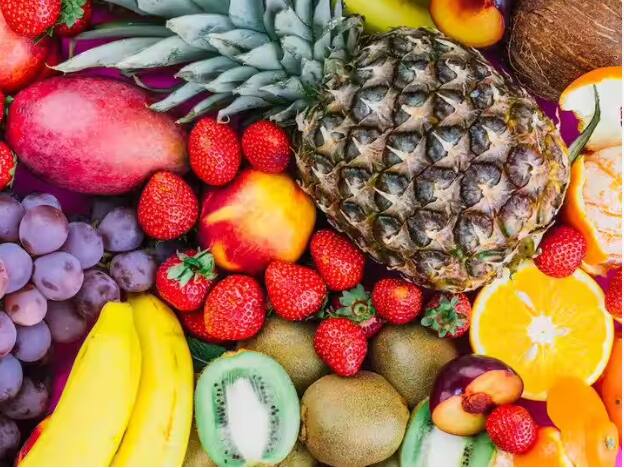 If you want to keep diseases away in summer then include these fruits in your diet Summer Diet: ਗਰਮੀਆਂ 'ਚ ਬਿਮਾਰੀਆਂ ਨੂੰ ਰੱਖਣਾ ਚਾਹੁੰਦੇ ਹੋ ਕੋਸਾਂ ਦੂਰ ਤਾਂ ਡਾਈਟ 'ਚ ਇਨ੍ਹਾਂ ਫਲਾਂ ਨੂੰ ਕਰੋ ਸ਼ਾਮਲ