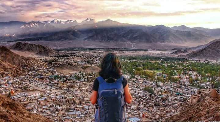 परिवार संग वेकेशन का प्लान है तो आपको लद्दाख जरूर जाना चाहिए. लद्दाख की सुंदरता देखने लायक होती है. यह काफी सुंदर और शांत जगह है. यही वजह है कि इसे भारत का कोल्ड डिजर्ट कहा जाता है. लद्दाख जाते हैं तो आप सिपटुक मठ जरूर जाएं. ये एक तिब्बती बौद्ध मठ है. यहां पर आकर आपको अलग ही सुकून का एहसास होगा.इसके अलावा आप नुब्रा वैली, पांगोंग झील का भी लुत्फ उठा सकते हैं.