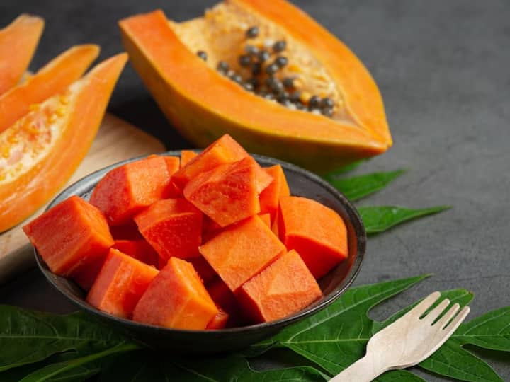 Papaya Health Risk: बाकी फलों की तरह पपीता भी सेहत के लिए बहुत फायदेमंद होता है. इसमें विटामिन A, विटामिन C और विटामिन E अच्छी खासी मात्रा में पाया जाता है.