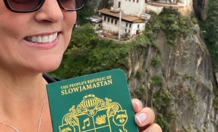 Randy জানিয়েছেন, পর্যটকদের Your এবং You’re-এর মধ্যেকার ফারাক জানতে হবে। ড্যাশবোর্ডের পা রাখা চলবে না। এর মধ্যে কোনও রকম নিয়ম লঙ্ঘন করা চলবে না। কড়া শাস্তি মিলবে।