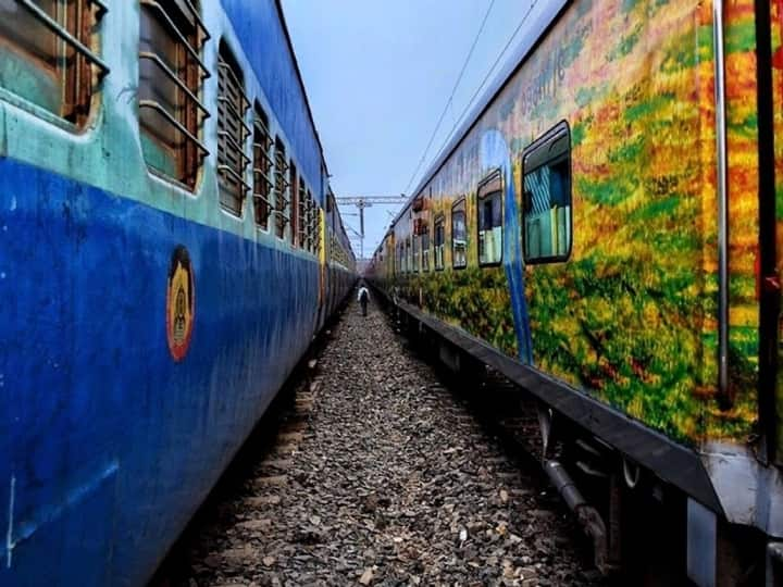 Prayagraj Railway Station: उत्तर प्रदेश राज्य के एक रेलवे स्टेशन पर फिलहाल पुनर्निर्माण का काम चल रहा है. यह स्टेशन इतना हाईटेक होगा, जिसे देखकर लगेगा मानों यह कोई एयरपोर्ट या होटल हो.