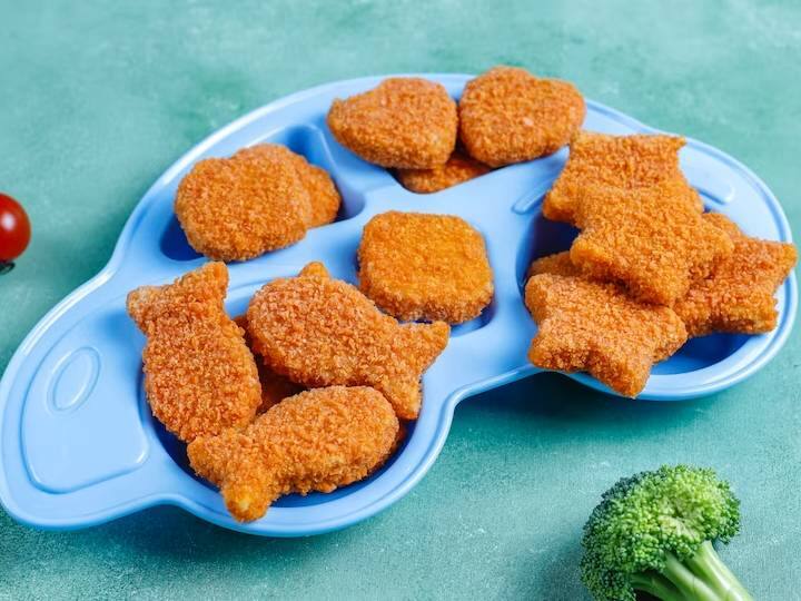 पोहा को धोकर एक मिनट के लिए भिगो दें.अब अतिरिक्त पानी निकाल दें और पोहा को एक कटोरे में इकट्ठा कर लें. एक बाउल में उबले आलू डालकर मैश कर लें. इसमें भीगा हुआ पोहा डालें और हाथों से अच्छी तरह मिला लें.