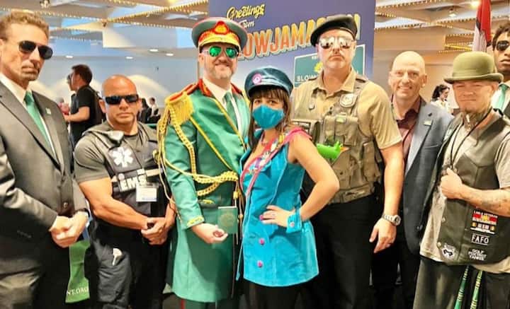 স্লোজ্যামাস্তানের নাগরিক সংখ্যা ৫০০ বলে দেখানো হয়েছে। আরও ৪৫০০ জনের আবেদন পড়ে রয়েছে বলে জানিয়েছেন Randy। শর্তপূরণ না হওয়া পর্যন্ত তাঁদের অপেক্ষা করতে হবে বলে জানিয়েছেন তিনি।