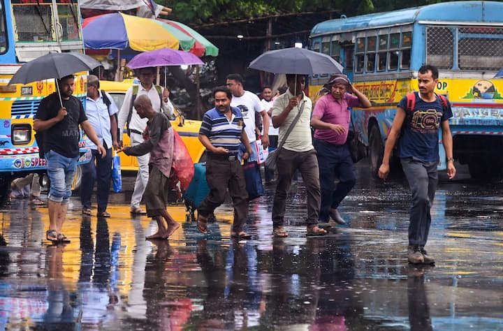 গতকাল দক্ষিণবঙ্গের সব জেলায় পৌঁছে গিয়েছে মৌসুমী বায়ু। আলিপুর আবহাওয়া দফতরের পূর্বাভাস, উত্তরবঙ্গে দার্জিলিং এবং কালিম্পং ভারী বৃষ্টি হতে পারে।
