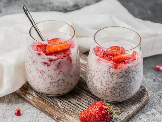 Chia Seeds With Berry: चिया सीड्स से बनाएं ये खट्टे-मीठे स्मूदी, गर्मी के लिए बेस्ट है यह रेसिपी