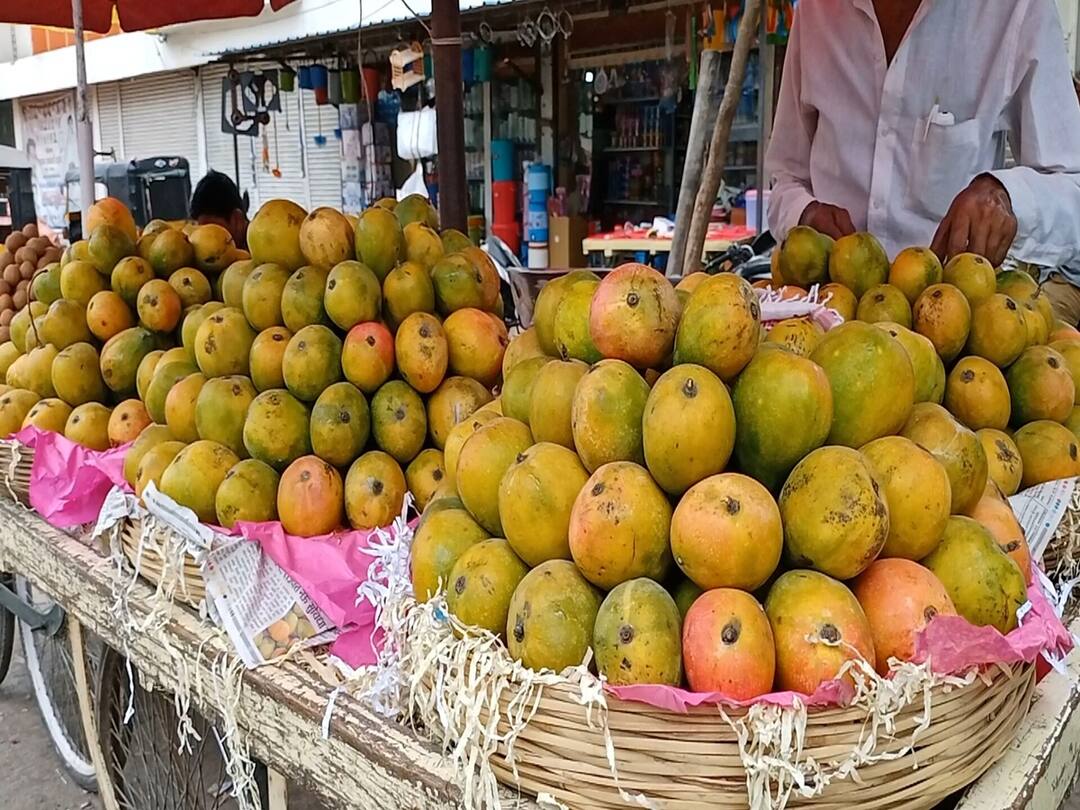 Chhatrapati Sambhaji Nagar Crime News woman was robbed saying buy mangoes संपूर्ण आंबे विकत घेण्याची थाप मारून फळ विक्रेत्या महिलेची फसवणूक; तब्बल 89 हजाराला लावला चुना