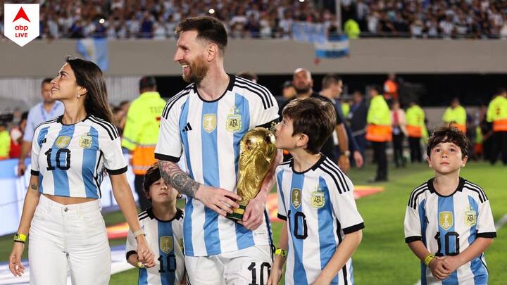 Argentina Football: কেরিয়ারে সাতশোর ওপর গোল। অগুনতি ট্রফি। লিওনেল মেসির (Lionel Messi) কথা বলতে গেলে বিশেষণ হাতড়ে বেড়ান বিশেষজ্ঞরা।