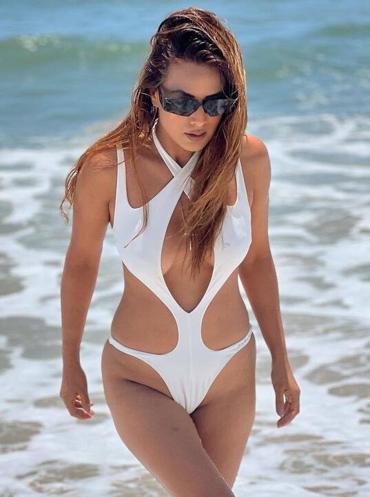 Pics: દરિયામાં બિકીની બેબ બની નિયા શર્મા