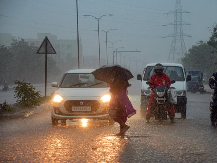 Weather Update Today 24 June UP IMD Forecast Heavy rain monsoon lucknow, noida, gorakhpur Ka Mausam UP Weather Today: यूपी में मॉनसून की एंट्री, लोगों को मिलेगी गर्मी से राहत, कई जिलों में भारी बारिश की चेतावनी