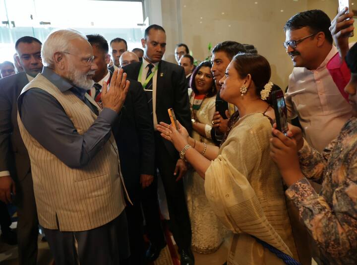 જોકે ખાસ વાત એ છે કે, પીએમ મોદીનું સ્વાગત કરવા પહોંચેલી ઇજિપ્તની યુવતીએ હિન્દી ગીત ગાઈને સૌકોઈને ચોંકાવી દીધા હતાં. આ ઈજીપ્તની યુવતીએ બોલિવૂડની સુપરડુપર હિટ ફિલ્મ શોલેનું હિટ સોંગ...