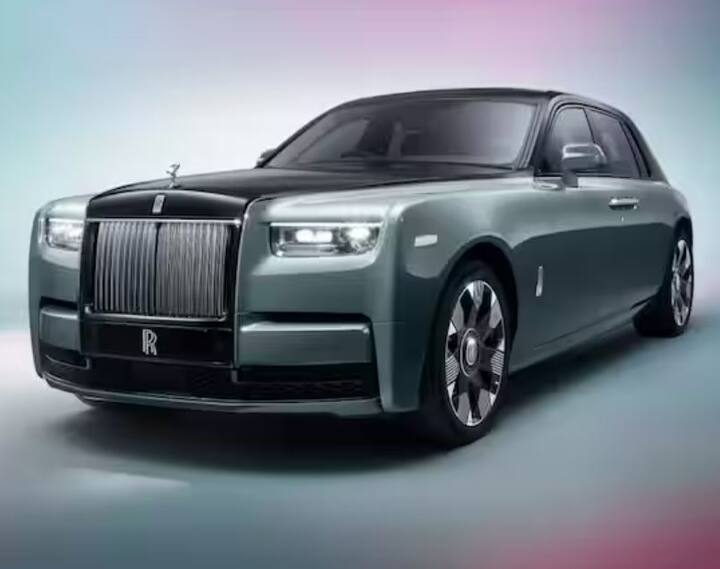 પ્રભાસની માલિકીના વાહનોની યાદીમાં પ્રથમ નંબર રોલ્સ રોયસ ફેન્ટમ લક્ઝરી કાર છે, જે સાતમી પેઢીની છે. જેની કિંમત 8 કરોડની આસપાસ છે.