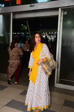 Airport Look: હાથોમાં બંગડીઓ, કાનોમાં ઝૂમકાં પહેરીને દેસી અંદાજમાં દેખાઇ Sara Ali Khan, એક્ટ્રેસની સાદગી પર ફેન્સ ફિદા....