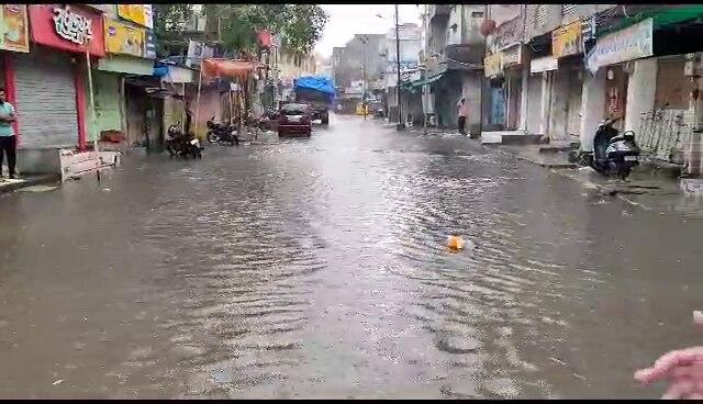 Gujarat Rains: ગોધરામાં 4 કલાકમાં 4 ઈંચ વરસાદ ખાબક્યો, પાણીમાં વહેતા થયા શાકભાજીના થેલા