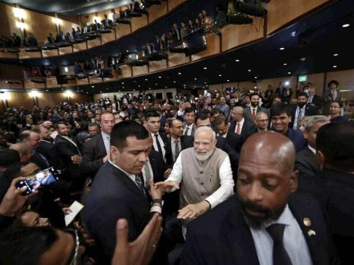 PM Modi US Visit international singer Mary Millben touched PM Modi feet after singing Jana Gana Mana PM Modi In US: इंटरनेशनल सिंगर मैरी मिलबेन ने छुए पीएम मोदी के पैर, बोलीं- मेरे लिए ये सम्मान की बात