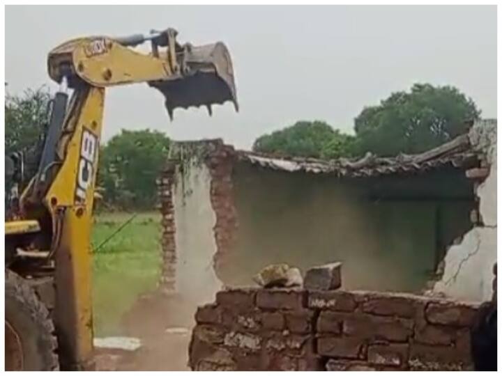 Houses Of 2 Men Accused Of Cow Slaughter Demolished in Nuh Haryana: गोहत्या के आरोपियों पर खट्टर सरकार की कड़ी कार्रवाई, बुलडोजर से घरों को किया चकनाचूर, भारी पुलिस बल रहा तैनात