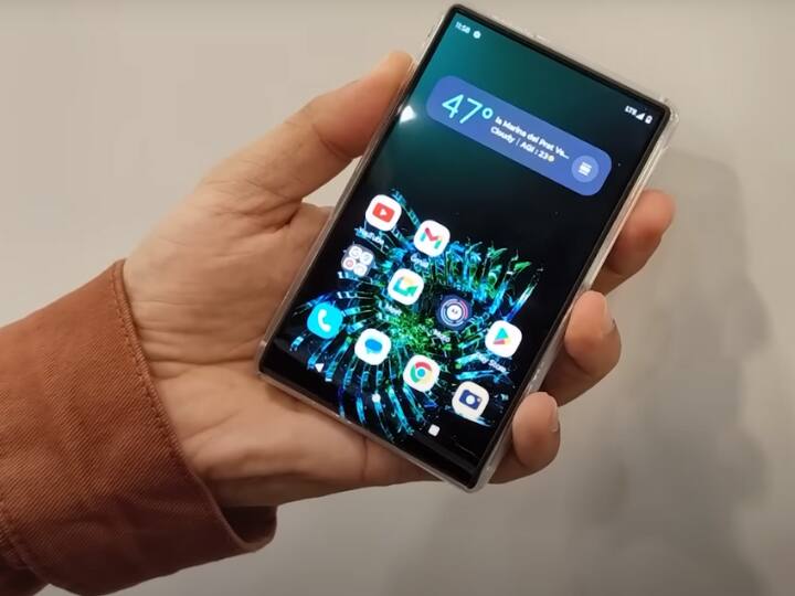 इस फोन का नाम है Motorola Rizr Rollable है. ये फोन नार्मल यूज में 5 इंच का रहता है जो 6.5 इंच तक बढ़ सकता है. पीछे की तरफ भी एक स्क्रीन मिलती है जो बैक कैमरा से फोटो लेते हुए काफी मदद करती है. ये स्क्रीन वही है जो बड़ी होकर आगे शिफ्ट हो जाती है. पावर बटन पर 2 बार टैप करने पर ये फोन स्क्रीन को री-साइज करने लगता है.