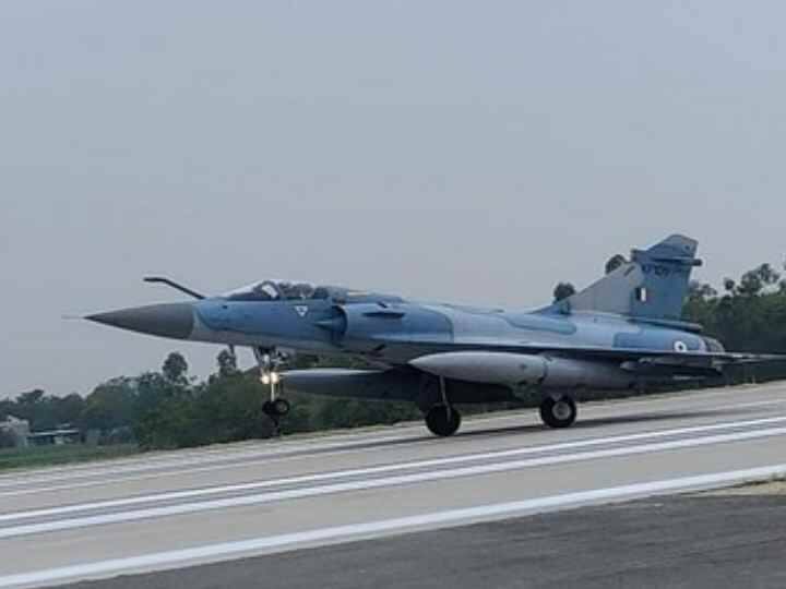 Airforce Fighter Aircraft Emergency Exercise IAF Fighter Jets Purvanchal Expressway Airforce Fighter Aircraft: पूर्वांचल एक्सप्रेस पर एक बार फिर दहाड़े फाइटर जेट, रिहर्सल के दौरान दिखाए साहसी करतब