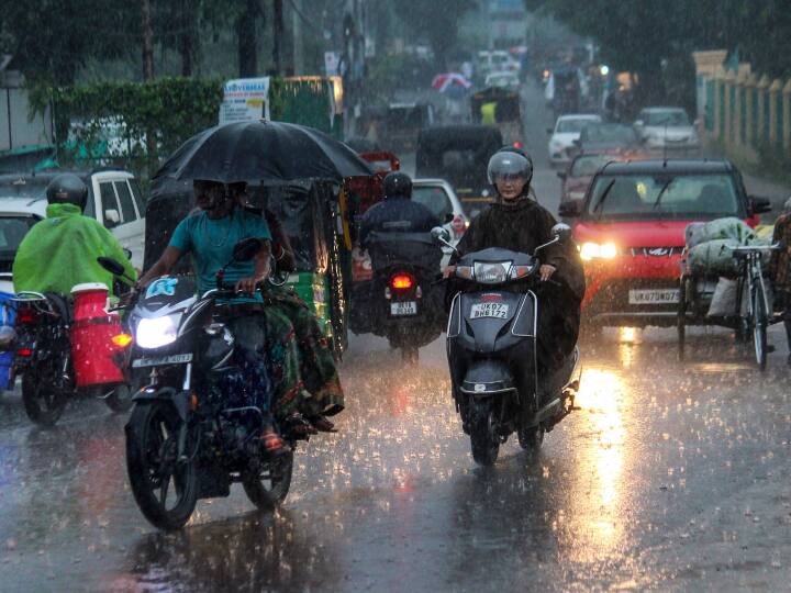 Uttarakhand Weather red alert heavy rains in dehradun, uttarkashi nainital ann Uttarakhand Weather: उत्तराखंड में रेड अलर्ट के बीच कई इलाकों में भारी बारिश, अधिकारियों को सतर्क रहने के निर्देश