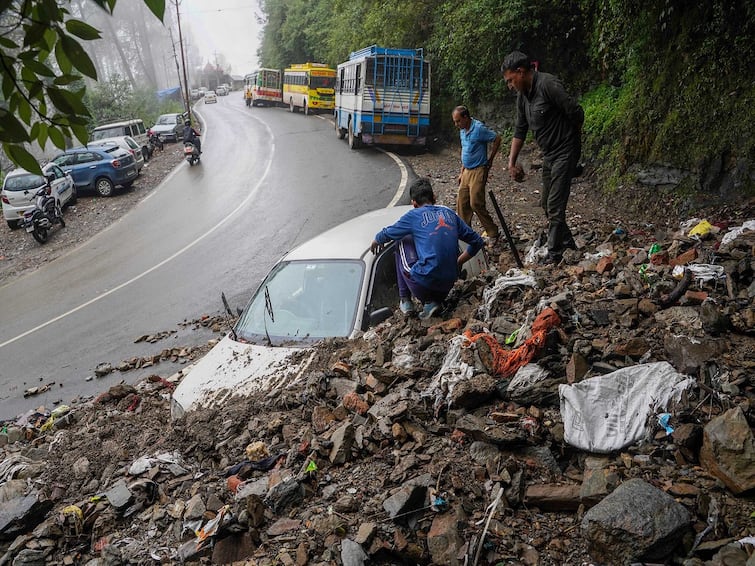 Shimla Hit By Torrential Rain Vehicles Damaged As Debris Stones Disrupt Roadside Parking Himachal Pradesh Watch Video Shimla Hit By Torrential Rain: Vehicles Damaged As Debris, Stones Disrupt Roadside Parking. WATCH