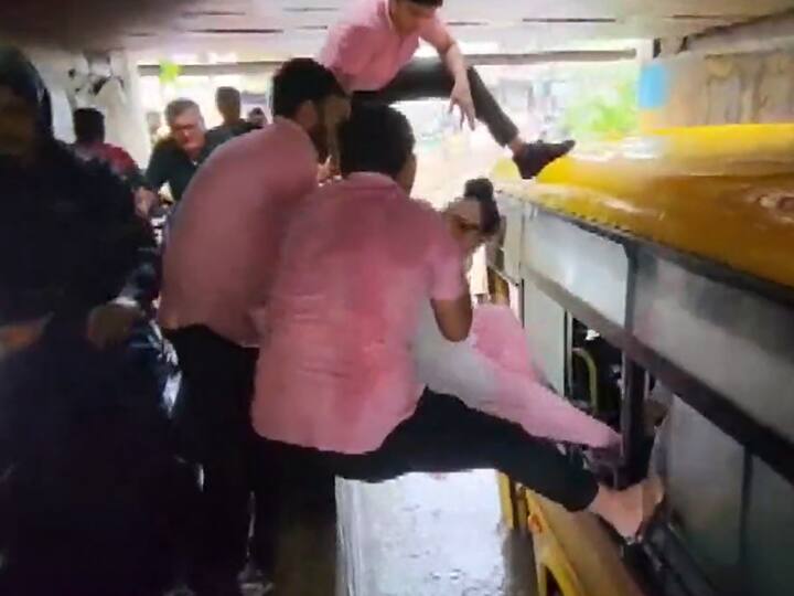 Gujarat Rain News College Students Pulled Out From College Bus Stuck In Underpass In Gujarat's Kheda Amid Waterlogging Watch Video Monsoon 2023 Students Pulled Out From Bus Stuck In Underpass In Gujarat's Kheda Amid Waterlogging — WATCH