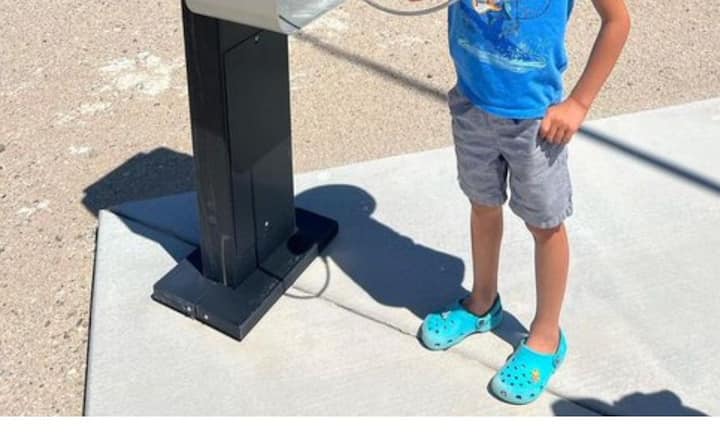 র‌্যান্ডি জানিয়েছেন, তাঁর দেশে পা রাখতে গেলে ‘ক্রকস’ জুতো পরা যাবে না একেবারেই. কাউকে পরে থাকতে দেখলে, জোর করে খুলে নেওয়া হবে এবং সেটি দিয়েই আঘাত করা হবে মাথায়।