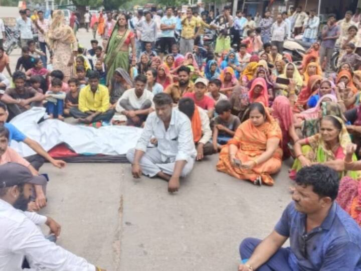 Rajasthan Chittorgarh Death 2 youth died in road accident family of deceased road jam ann Rajasthan: सड़क हादसे में दो युवकों की मौत, शव को सड़क पर रख गुस्साए लोगों ने किया प्रदर्शन