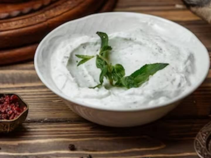 अगर आप घर पर रेस्टोरेंट स्टाइल व्हाइट सॉस पास्ता बनाना चाहते हैं. तो इससे बेहतर और क्या हो सकता है. यह मलाईदार और आसान व्हाइट सॉस पास्ता रेसिपी आपको बिना ज्यादा मेहनत के आराम से बनाई जा सकती है. यह सफेद सॉस पास्ता उन लोगों के लिए एकदम सही है जो जड़ी-बूटियों के स्वाद वाले रेसिपी पसंद करते हैं. मलाईदार पनीर और कई तरह के मसालों से भरपूर है. यह सफेद सॉस पास्ता शरीर के लिए बेस्ट है. पनीर, सब्जियां, मसालों से भरपूर है. इस डिश को बनाने के लिए आपको बस इतना चाहिए - उबला हुआ पेने पास्ता, कसा हुआ पनीर क्यूब्स, थाइम, फ्रोजन स्वीट कॉर्न, ब्रोकोली, दूध, लहसुन की कलिया, मक्खन, एक्स्ट्रा वर्जिन ऑयल (ताकि इसका स्वाद असली इटैलियन हो) गार्निश के लिए कुछ पेपरिका और अजमोद.आपको बस सब्जियों को हिलाकर भूनना है, उबला हुआ पास्ता डालें है और मसालें और मलाईदार सफेद सॉस के साथ मसाला डालना है. अगर आपको अपना पास्ता चीज़ी और क्रीमी पसंद है, तो आप इसे कुछ अतिरिक्त कसा हुआ पनीर और अजवायन से सजा सकते हैं.