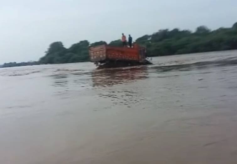 A youth trapped in the Panam river was rescued by the SDRF team Panchmahal: નદીમાં રેતી ભરવા ગયો ટ્રકને આવી ગયું પૂર,11 કલાક સુધી ફસાયેલા યુવકની મદદે આવી SDRFની ટીમ