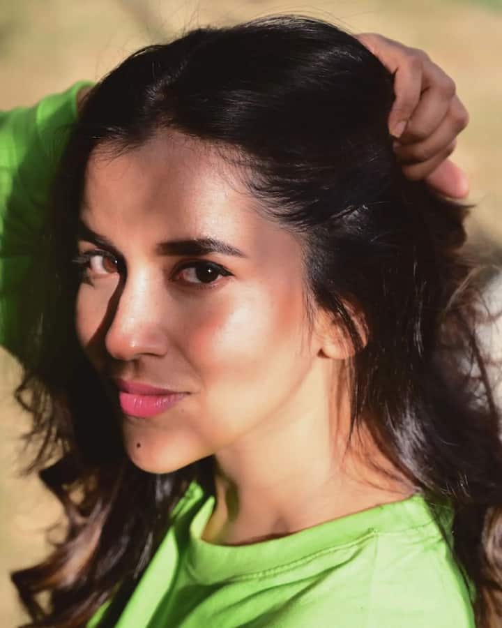 నటి కోమలీ ప్రసాద్ తన లేటెస్ట్ ఫొటోలు ఇన్‌స్టాగ్రామ్‌లో షేర్ చేశారు.