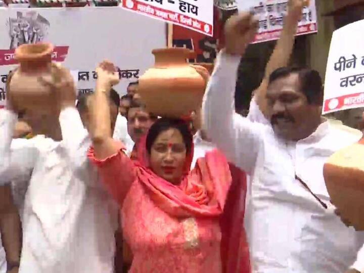 Multiple party workers and leaders were seen holding earthen pots to symbolise water problems in the city while taking part in the protests today. (Source: ANI)