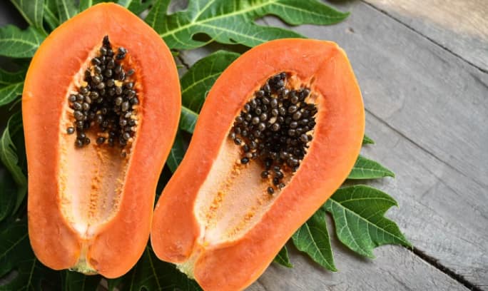 Papaya Health Risk: इतर फळांप्रमाणे पपई देखील आरोग्यासाठी खूप फायदेशीर आहे. त्यात व्हिटॅमिन ए, व्हिटॅमिन सी आणि व्हिटॅमिन ई चांगल्या प्रमाणात आढळतात.