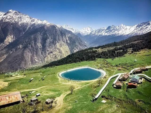 गर्मियों के मौसम में औली घूमना भी एक बेस्ट ऑप्शन हो सकता है. औली में हिमालय की खूबसूरती देखने के साथ-साथ आपको बर्फीली वादियों की झलक भी मिलेगी और आप एडवेंचर का भी लुत्फ उठा सकते हैं. यहां पर आपको हाई-फाई रिजॉर्ट के साथ-साथ नार्मल होटल भी मिल जाएंगे. यह खूबसूरत जगह आपको गर्मी और शोरगुल से दूर आपके मन को शांति देगा.
