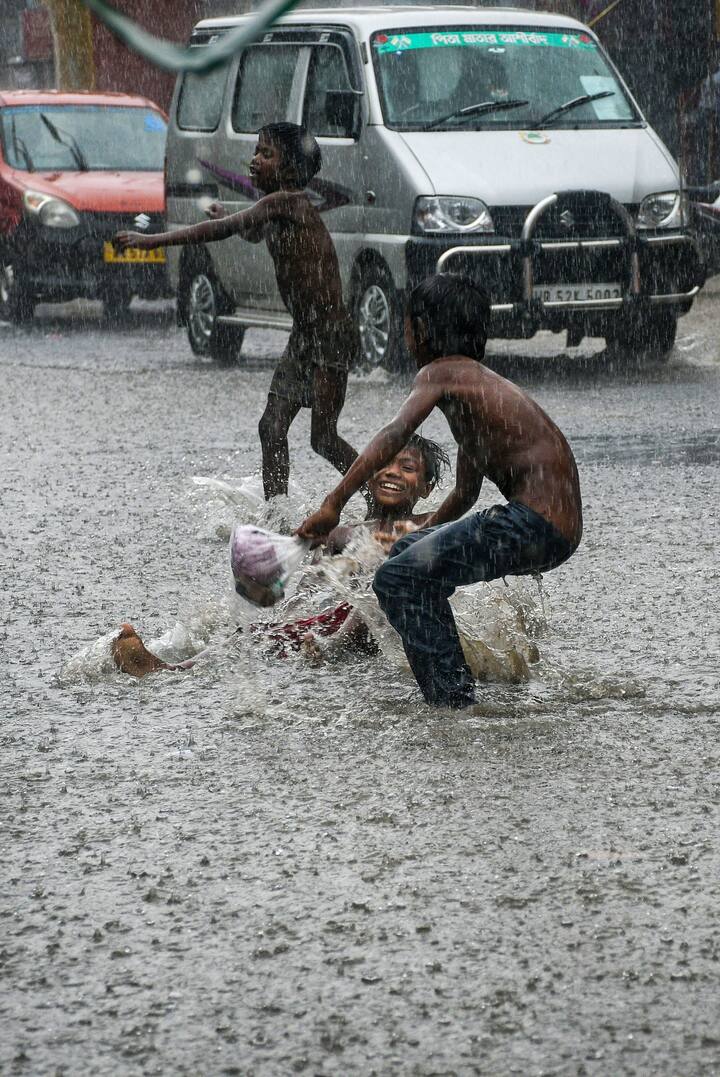 তবে দার্জিলিং ও কালিম্পঙে ভারী বৃষ্টি চলবে। ইতিমধ্যেই তিস্তা, তোর্সা, জলঢাকা-সহ উত্তরবঙ্গের নদীগুলির জলস্তর বেড়েছে। আরও বৃষ্টি হলে নিচু এলাকা প্লাবিত হওয়ার আশঙ্কা।