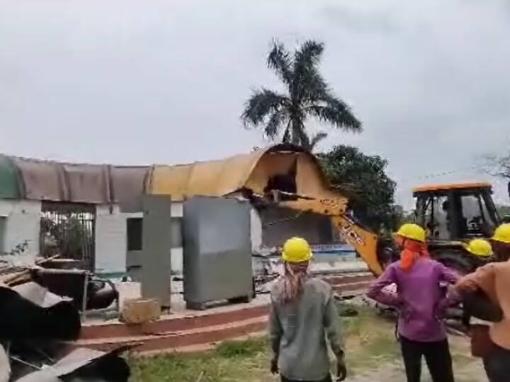 Gorakhpur News: गोरखपुर में सालों से बंद पड़े वाटर पार्क पर चला बुलडोजर, अब 25 एकड़ जमीन पर बनेगा कन्वेशन सेंटर Gorakhpur GDA runs bulldozer on water park and international convention center will be built on it ann Gorakhpur News: गोरखपुर में सालों से बंद पड़े वाटर पार्क पर चला बुलडोजर, अब 25 एकड़ जमीन पर बनेगा कन्वेशन सेंटर