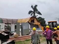 गोरखपुर में सालों से बंद पड़े वाटर पार्क पर चला बुलडोजर, अब 25 एकड़ जमीन पर बनेगा कन्वेशन सेंटर