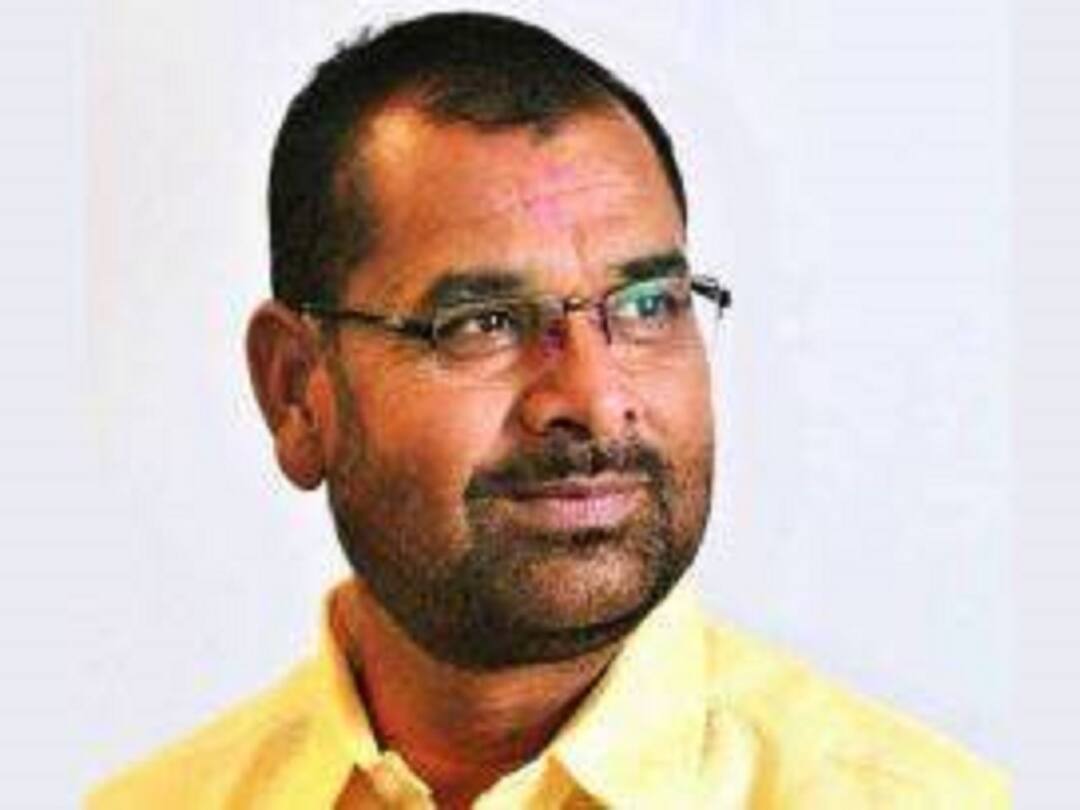 Farmers Leader Sadabhau Khot discussion with Minister Radhakrishna Vikhe Patil about farmer issues   Sadabhau Khot : एक ते तीन रुपयांमध्ये पशुधनाचा विमा उतरवावा, सदाभाऊ खोतांची मंत्री विखे पाटलांकडे मागणी