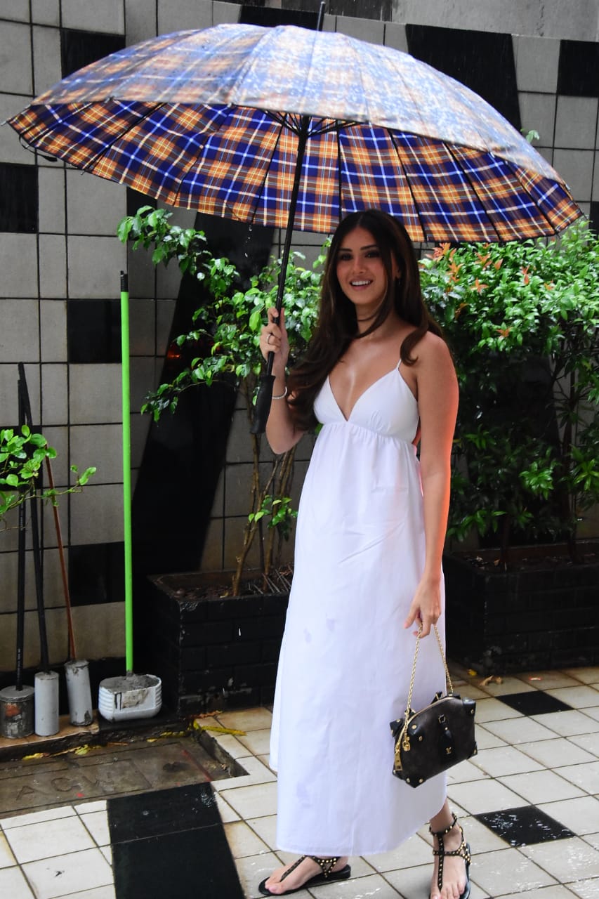 Tara Sutaria Spotted In Mumbai With A Big Umbrella Looking Beautiful In A White Gown | हाथ में बड़ी सी छतरी लिए मुंबई की बारिश से बचती नजर आईं Tara Sutaria, व्हाइट