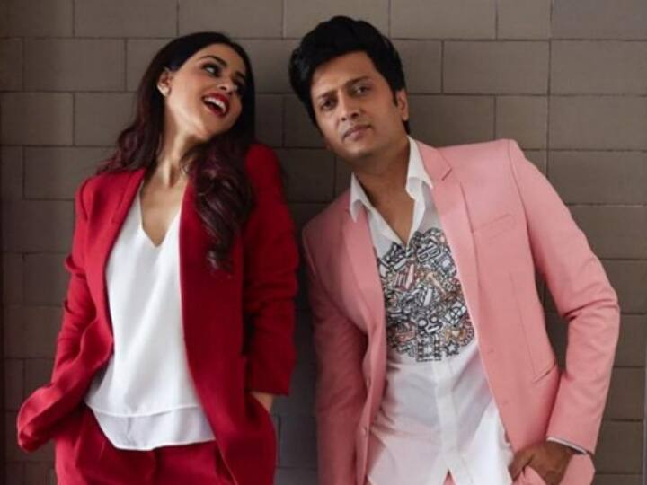 रितेश देशमुख और जिनेलिया की जोड़ी बॉलीवुड की बेहद खुशनुमा कपल्स में से एक है. रील लाइफ से ज्यादा दोनों को रियल लाइफ में रोमांटिक बॉन्ड शेयर करते नजर आते हैं. दोनों को तेरे नाल लव हो गया में एक साथ रोमांस करते देखा गया था.