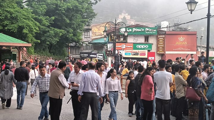 पर्यटकों की आमद बढ़ने से शिमला की सभी पार्किंग फुल हैं और सड़कों पर गाड़ियों का जाम भी लगा हुआ है.