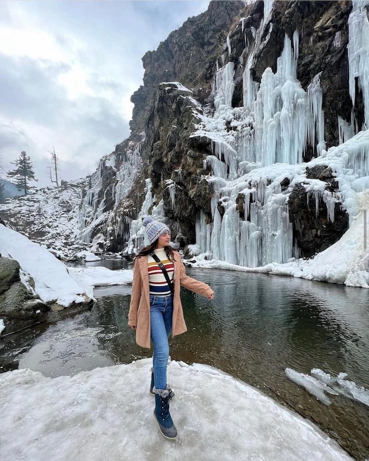 गुलमर्ग को भारत का स्विट्जरलैंड कहा जाता है. हिमालय की पूरी खूबसूरती देखना चाहते हैं तो आप गुलमर्ग की सैर जरूर करें. ये एक ऐसी जगह है जहां आप सुकून ताजगी और खुलकर सांस ले सकते हैं.चारों तरफ बर्फ से ढ़की पहाड़ियां आपको एक अलग ही दुनिया का एहसास कराएगी