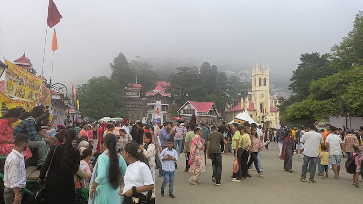 शिमला के रिज मैदान के साथ माल रोड पर पर्यटकों की भारी भीड़ लगी हुई है.