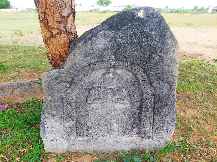 Tiruvannamalai Discovery of Pallavar inscriptions and sculptures in Thenmathur village TNN திருவண்ணாமலை அருகே பல்லவர் கால கல்வெட்டு, சிற்பங்கள் கண்டெடுப்பு