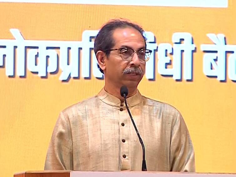 Thackeray Group Uddhav Thackeray attacks Deputy CM Devendra Fadnavis after his comment over opposition meeting Uddhav Thackeray Speech : देवेंद्रजी, परिवार तुम्हाला सुद्धा आहे, आम्ही बोललो तर... उद्धव ठाकरे यांची देवेंद्र फडणवीस यांच्यावर टीका