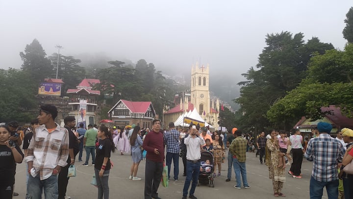 देशभर में पड़ रही गर्मी के बीच शिमला में पर्यटकों को गर्मी से राहत मिल रही है.