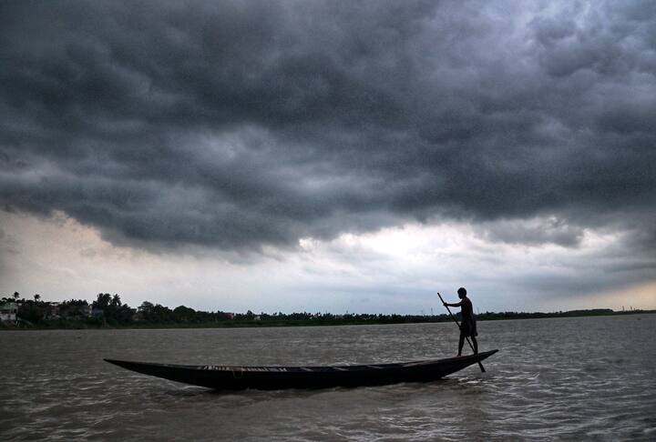 আলিপুর আবহাওয়া দফতর জানিয়েছে, আগামী তিন দিনে তিন-চার ডিগ্রি তাপমাত্রা কমতে পারে রাজ্যের বিভিন্ন জেলায়।