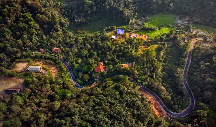 Monsoon Tourist Places in India : पावसाळ्यात निसर्गरम्य ठिकाणी फिरण्याचा आनंद घ्यायचा असेल, तर भारतातील काही ठिकाणं तुमच्या लिस्टमध्ये नक्की अॅड करा.